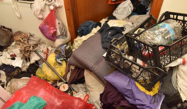Kepez’de bir evde 20 ton çöp temizlendi