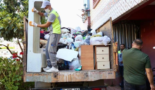 Kepez’de çöp ev operasyonu: 8 kamyon çöp çıktı