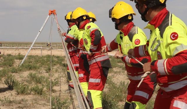 Konya’da 30 metrelik obrukta nefes kesen itfaiye tatbikatı