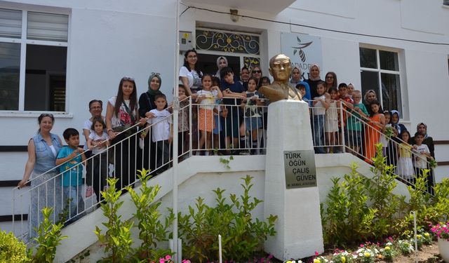Minik eller ipek böceğiyle tanışıyor