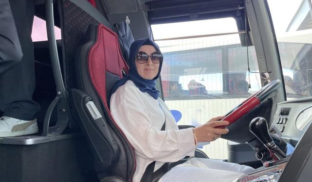 Sivaslı kadın otobüs şoförü hayalini gerçekleştirdi: Eşiyle aynı direksiyonu paylaşıyor