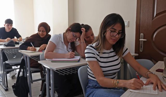 Antalya’da sınava hazırlanan öğrencilere kurs ücretsiz