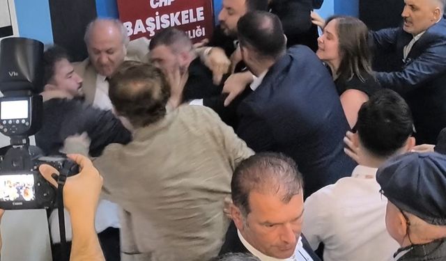 CHP kongresinde tekme ve tokatlar havada uçuştu