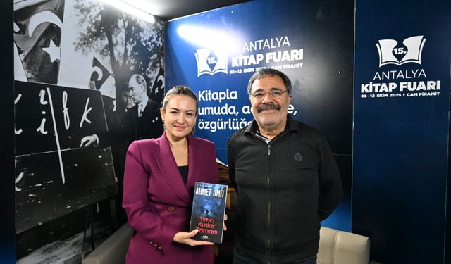 Ahmet Ümit Kitap Fuarı'nda severleriyle buluştu
