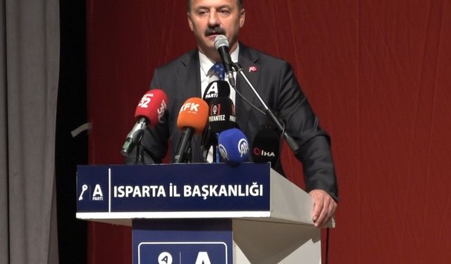 Anahtar Parti Genel Başkanı Ağıralioğlu, kürsüde depreme yakalandı