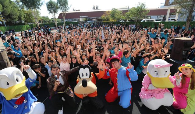 Sahne Kepez geri döndü: Okul okul dolaşıyorlar!