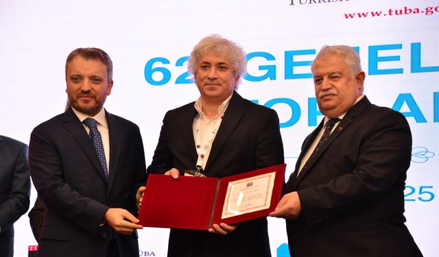 Adını dünyaya duyurdu: Ömer Özkan'a şeref üyeliği beratı