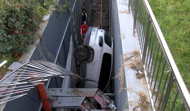9 araca çarpıp panik yaptı, 5 metreden aşağıya düştü
