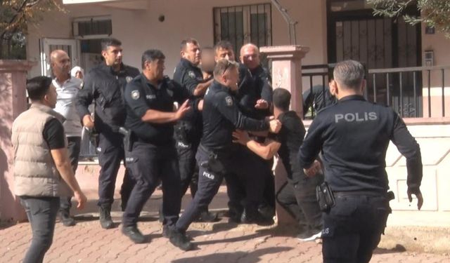 Anne babasını sokağa atıp evi ateşe verdi, devreye akrabalar girdi