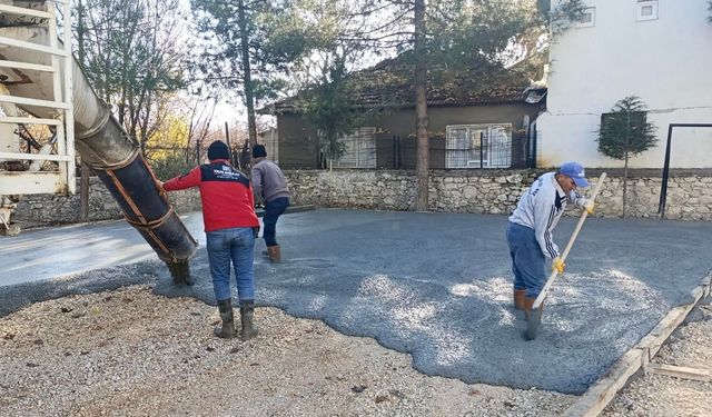 Belediye sahada: Elmalı’da okullar yenileniyor