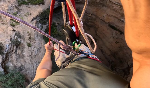 90 metre derinlikte obruğa indi, her anını saniye saniye kaydetti