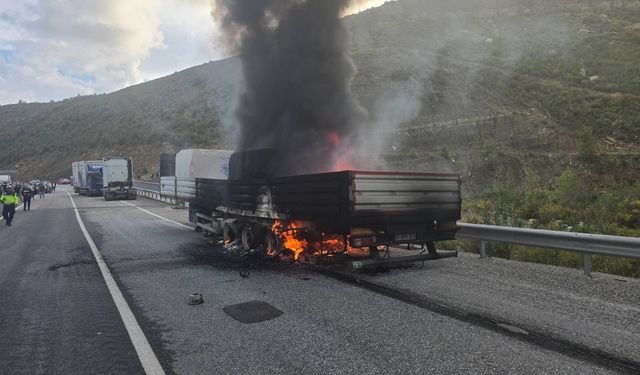 Antalya'da yangın paniği: Tırın dorsesi alevlere teslim oldu