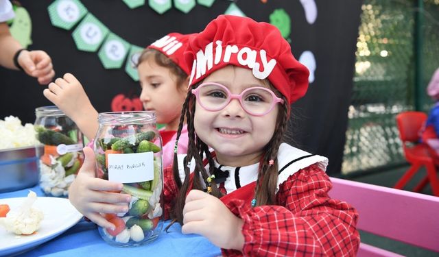 Konyaaltı Belediyesi'nden keyifli etkinlik: Minikler turşu kurdu