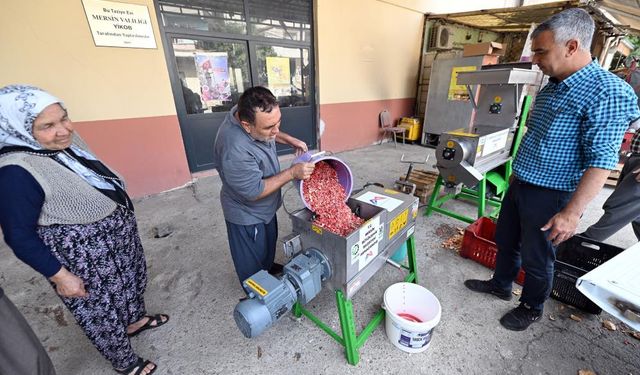 Mersin Büyükşehir Belediyesi’nden nar üreticilerine makine desteği