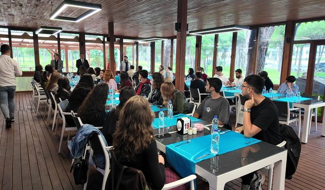 Serik'te üniversiteye yeni gelen öğrencilere anlamlı karşılama!