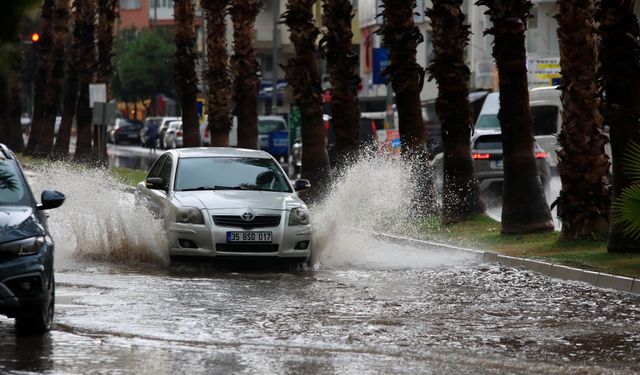 Antalya sel içinde kaldı! Yıldırım vatandaşları korkuttu