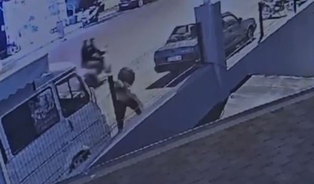 Yoldan geçen kadına önce yumruk attı, sonra bıçakla saldırdı