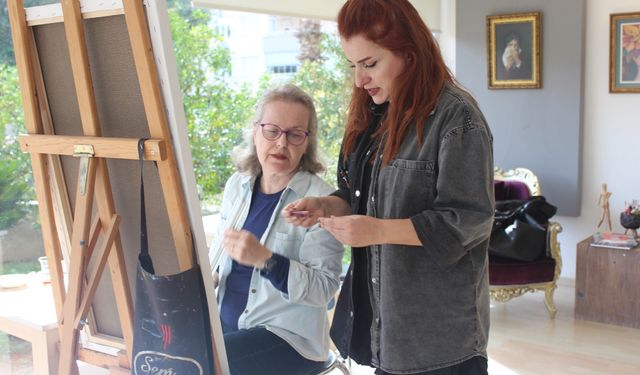 18 yıllık ressam, sanatıyla öğrencilere terapi veriyor