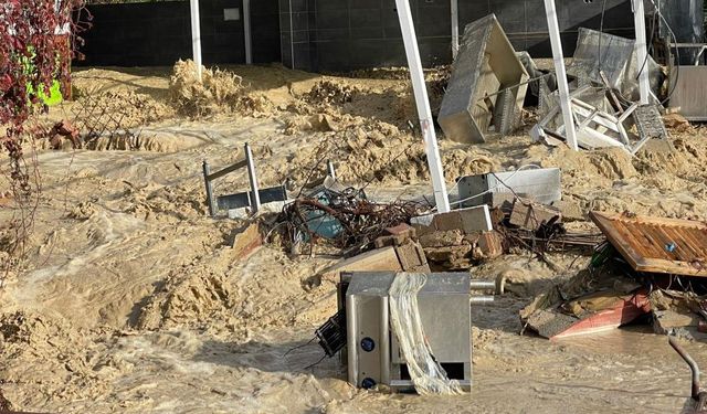 Alanya’da sağanak hayatı olumsuz etkiledi: 5 yıldızlı otelin kafesi çöktü