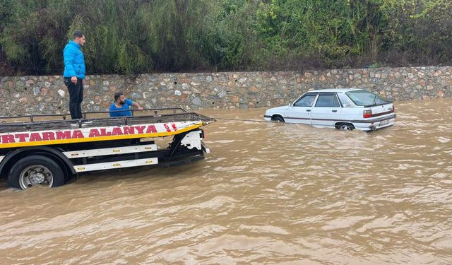 Alanya’da yolları su bastı: Geçişlere izin verilmiyor
