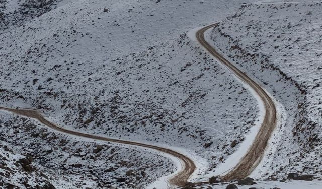 Antalya'da aşağıda denize giriyorlar, yukarıda kar yağıyor!