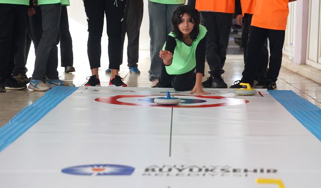 Antalya'da okullarda Floor Curling eğitimi: Kız çocuklarından yoğun ilgi