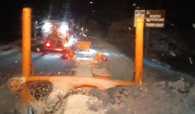 Antalya Konya yolunda kar yağışı yolu beyaza bürüdü