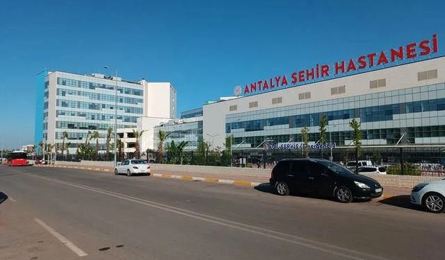 Antalya Şehir Hastanesi’nde hasta mağduriyeti: Estetik yapılan hasta gözünü açamıyor