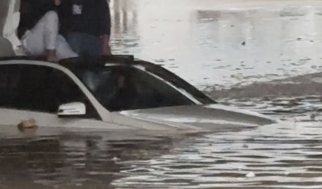 Antalya'da sağanak şehri sele boğdu: Araçlar suda mahsur kaldı!