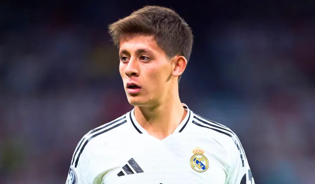 Milli futbolcu 81. dakikaya kadar kulübede bekletildi, taraftar tepki gösterdi!