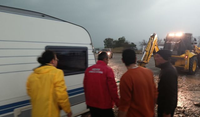 Sağanak sonrası karavanda mahsur kaldılar, imdatlarına ekipler yetişti!