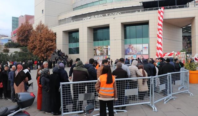 Denizli’de indirimli alışveriş yapabilmek için 9 saat sıra beklediler