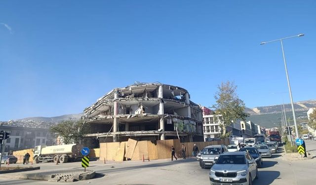 Depremde hasar almıştı, tek darbeyle yerle bir oldu