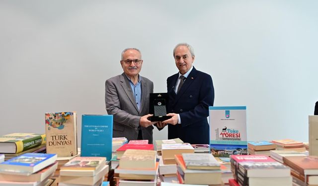 Eğitim görevlisinden kütüphaneye 2 bin kitaplık bağış