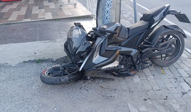 Otomobille çarpışan motosiklet hurdaya döndü: 1 yaralı