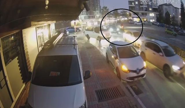 Kavşakta feci kaza yaşandı, kameralara yansıdı