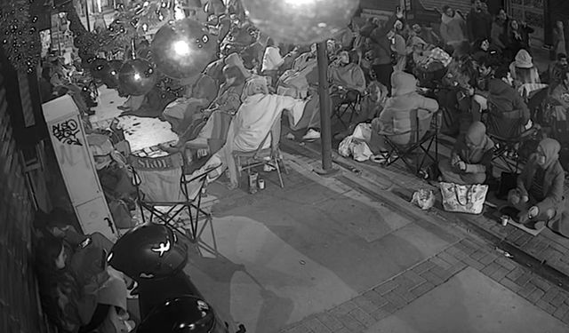 Kamp sandalyelerini aldılar indirim için nöbet tuttular