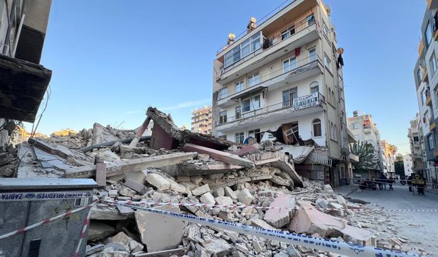 Kepçe faciası: Eski binayı yıkarken yeniye zarar verdiler!