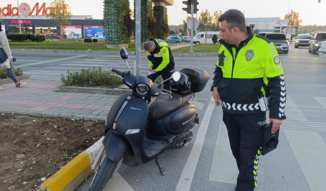 Motosikletle otomobil çarpıştı, korkutan kazada 2 kişi yaralandı!