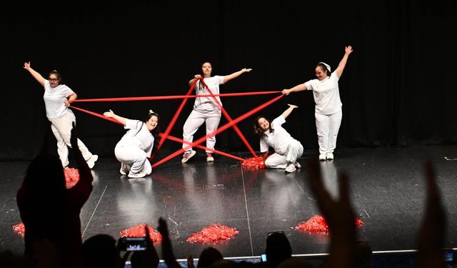 Muratpaşa'da Engelsiz Kafe'de özel bireylerden özel gösteri