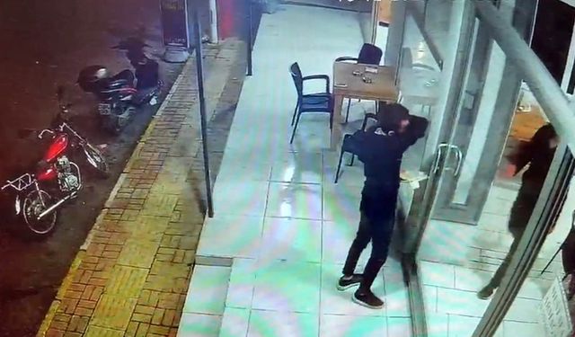 Kendi sildiği camı göremeyen garson yüzünü çarptı!