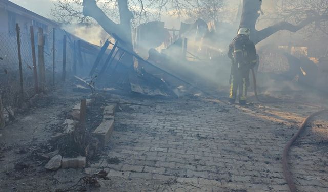 Korkuteli'nde yangın krizi! Ev kullanılamaz hale geldi