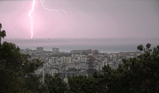 Antalya'da yer yerinden oynadı, gökte görsel şölen oluştu!