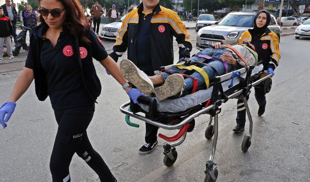 Taksiyle motosiklet çarpıştı: 2 yaralı