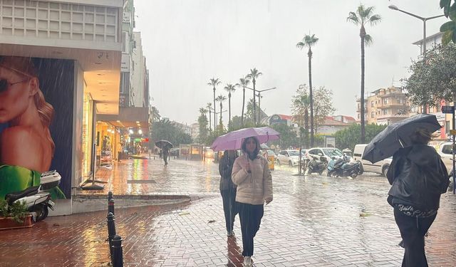 Antalya'da etkili olan sağanak yaşamı olumsuz etkiledi