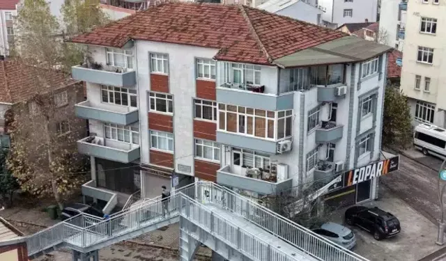 "Yayalar evimi izliyor" dedi, üst geçidi yıktırdı