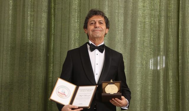 Yazar Akif Manaf'a Uluslararası Barış Assosiasyonu'ndan International Peace Prize Ödülü