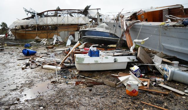 Antalya'da milyonluk tekneler parçalandı, seralardan eser kalmadı