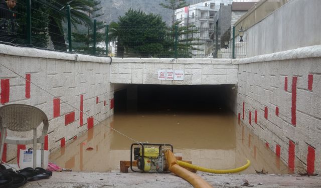 Antalya'da hasarın boyutu hava aydınlanınca ortaya çıktı: Savaş alanı gibi!