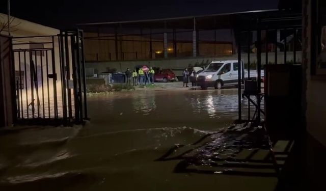 Dere taştı, araçlar sular altında kaldı!